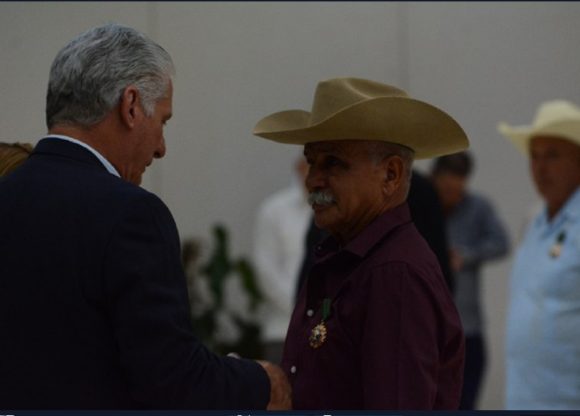 Diaz Canel condecora campesinos ACN 580x416